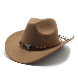 Dettaglio cappello da cowboy kaki con teschio di toro argentato e fascia con perline in legno