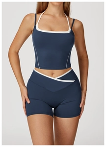 Détail d'un ensemble de yoga bleu marine avec liseré blanc et taille en forme de V