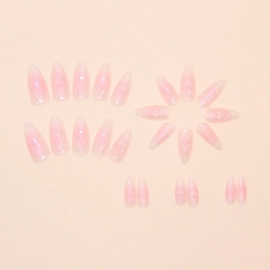 Détails de faux ongles amande rose nacré avec des motifs texturés en relief 3D