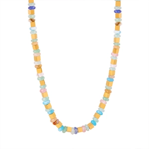 Collier en perles de pierre naturelle multicolores avec accents carrés dorés en titane