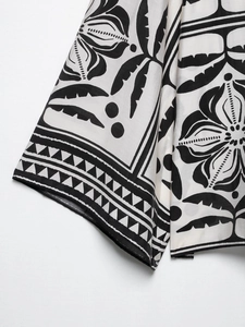 Vue macro de l'imprimé floral tropical noir et blanc sur le détail du tissu en lin-coton