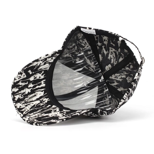 Détail intérieur d'une casquette de baseball graffiti montrant le tissu en polyester