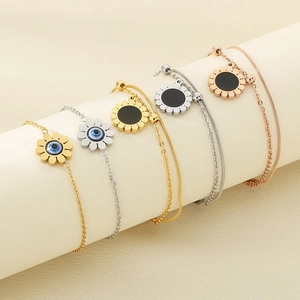 Bracelets marguerite avec opale en finitions or, argent et or rose sur support rond