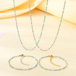 Parure de bijoux bohème perles colorées et chaînes dorées, colliers et bracelets