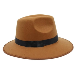 Détail du chapeau Fedora classique en feutre beige avec un ruban noir contrastant