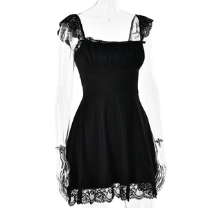 Dettaglio dello scollo quadrato e del pizzo sottile su un mini abito nero sexy da donna