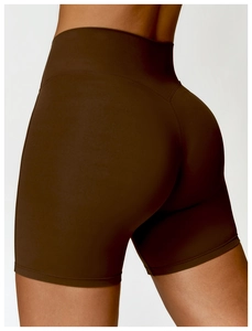 Détail du short de fitness taille haute avec couture arrière en V pour effet galbant