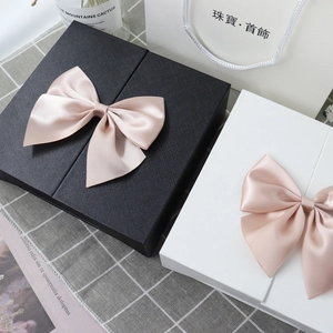 Elegant double-door gift boxes for jewelry with 16 preserved roses and pink bows
