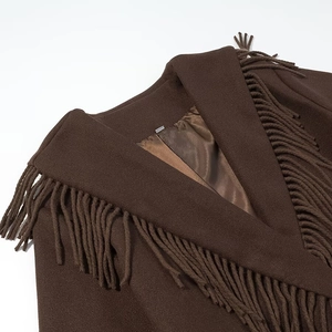 Détail du manteau en laine marron montrant la texture épaisse et la doublure soyeuse