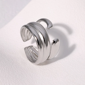 Nahaufnahme des asymmetrischen silbernen Rings mit poliertem Finish und offenem Design