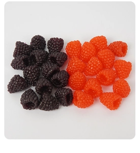 Vista macro de modelos de frambuesas y moras en miniatura con textura granulada real