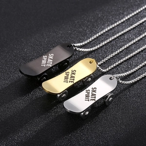 Lot de trois colliers skateboard en acier inoxydable noir, doré et argenté