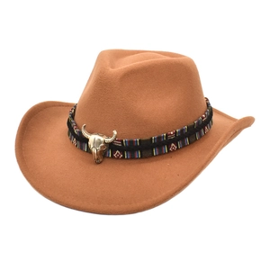 Detalle de sombrero de vaquero occidental con banda trenzada étnica y adorno de cabeza de toro