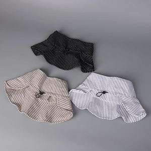 Tre visiere a righe in lino con cordini elastici regolabili in nero, kaki e bianco
