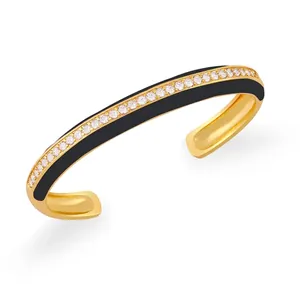 Dettaglio del bracciale rigido dorato con smalto nero e pietre di zircone brillanti