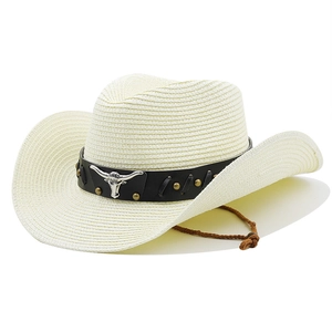 Cappello da cowboy in paglia crema con fascia in pelle nera e decorazione a toro