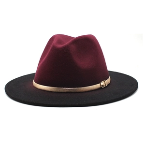 Vue détaillée du chapeau Fedora bicolore avec ceinture en cuir doré et bord large rigide
