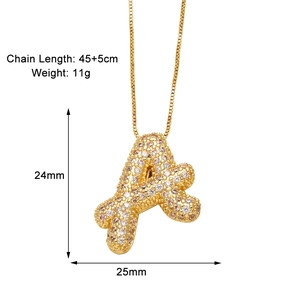 Détail du collier pendentif lettre A cursive orné de zircons roses et blancs