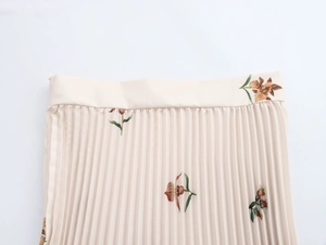 Dettaglio della vita della gonna a pieghe bohémien beige con stampa floreale