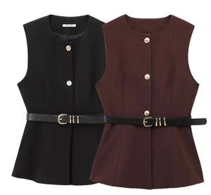 Vue détaillée de gilets sans manches noirs et marron avec boutons dorés et ceinture fine