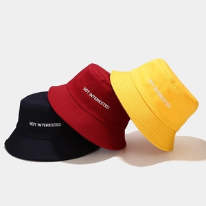 Cappelli alla pescatora in tela blu, rossa e gialla con ricamo Not Interested