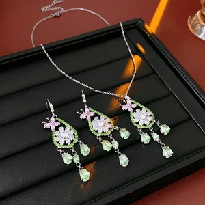 Dettaglio del set di gioielli floreali in argento con pendenti in zircone rosa e verde