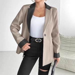 Détail du blazer kaki avec revers contrastés noirs et fermeture à bouton unique