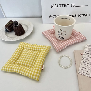 Dessous de verre en tissu matelassé vichy jaune et rose pour isolation thermique et déco