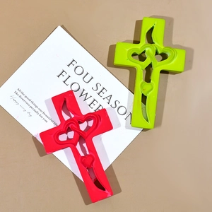 Vista dettagliata degli stampi a croce in silicone rosso e verde con intagli a cuore per DIY