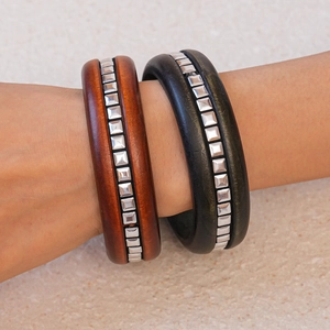 Bracelet vintage en bois carré avec clous en métal argenté en marron et noir