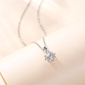 Collier élégant en acier titane avec pendentif sphère de flocon de neige en zircon
