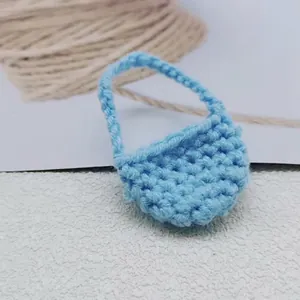 Dettaglio mini borsa blu fatta a mano all'uncinetto con trama e motivo in filato intrecciato