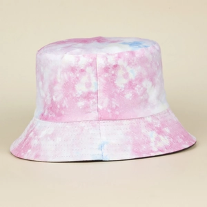 Dettaglio delle cuciture del cappello a secchiello tie-dye e trama in tela di cotone