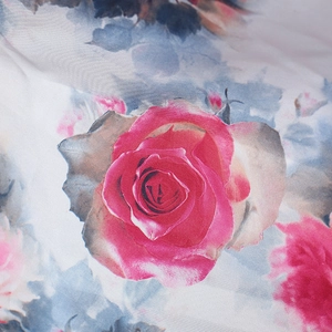 Dettaglio della stampa floreale con rose rosa su tessuto in raso twill per abiti da sera