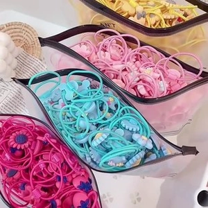 Détail macro d'élastiques à cheveux colorés pour enfants dans des sacs transparents