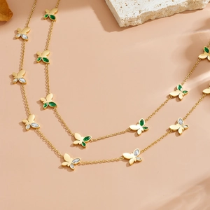 Collana a doppio strato dorata con farfalle in pietre marquise verdi e bianche eleganti