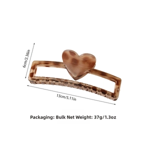 Detailed view of large 13cm leopard heart hair claw clip with size and weight labels