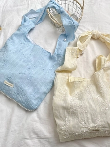 Sac fourre-tout en mousseline fleurie avec poignée en perles bleu et crème