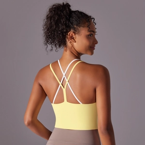 Détail des bretelles croisées dans le dos d'un soutien-gorge de sport jaune citron