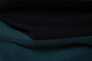 Detailaufnahme der feinen Strickstruktur mit schwarz-dunkelgrünen Streifen für Herren-Polos