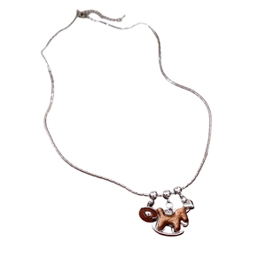 Collier rétro avec cheval à bascule en bois et zircons sur une chaîne en métal argenté