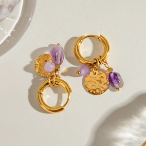 Créoles en acier doré avec pierre naturelle violette et breloques martelées