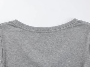 Gros plan détaillé du col en V en modal gris montrant la texture et les coutures fines