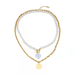 Parure de colliers dorés à deux rangs avec perle baroque, fermoir T et pendentif rond