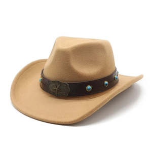 Détail du chapeau de cowboy en feutre kaki avec clous turquoise et boucle d'étoile
