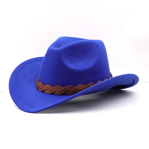 Détail d'un chapeau de cowboy bleu en laine avec une bande décorative en cuir tressé brun