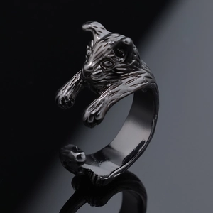 Bague ouverte en acier inoxydable noir avec motif chat minimaliste et finition polie