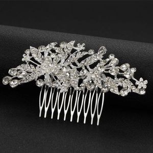 Vista macro del pettine per capelli in argento con farfalla e foglie di strass