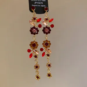 Elegante 925er Silber Ohrringe mit Blumenanhängern, roten Kristallen und Vergoldung