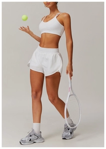 Détail du soutien-gorge de sport dos croisé blanc et du short superposé pour le fitness